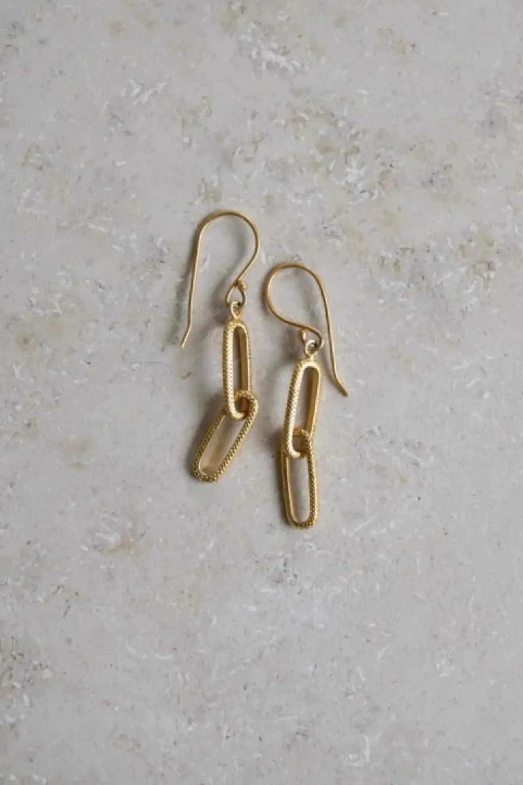 Oorbellen|Sieraden*By bar chain earring | gold