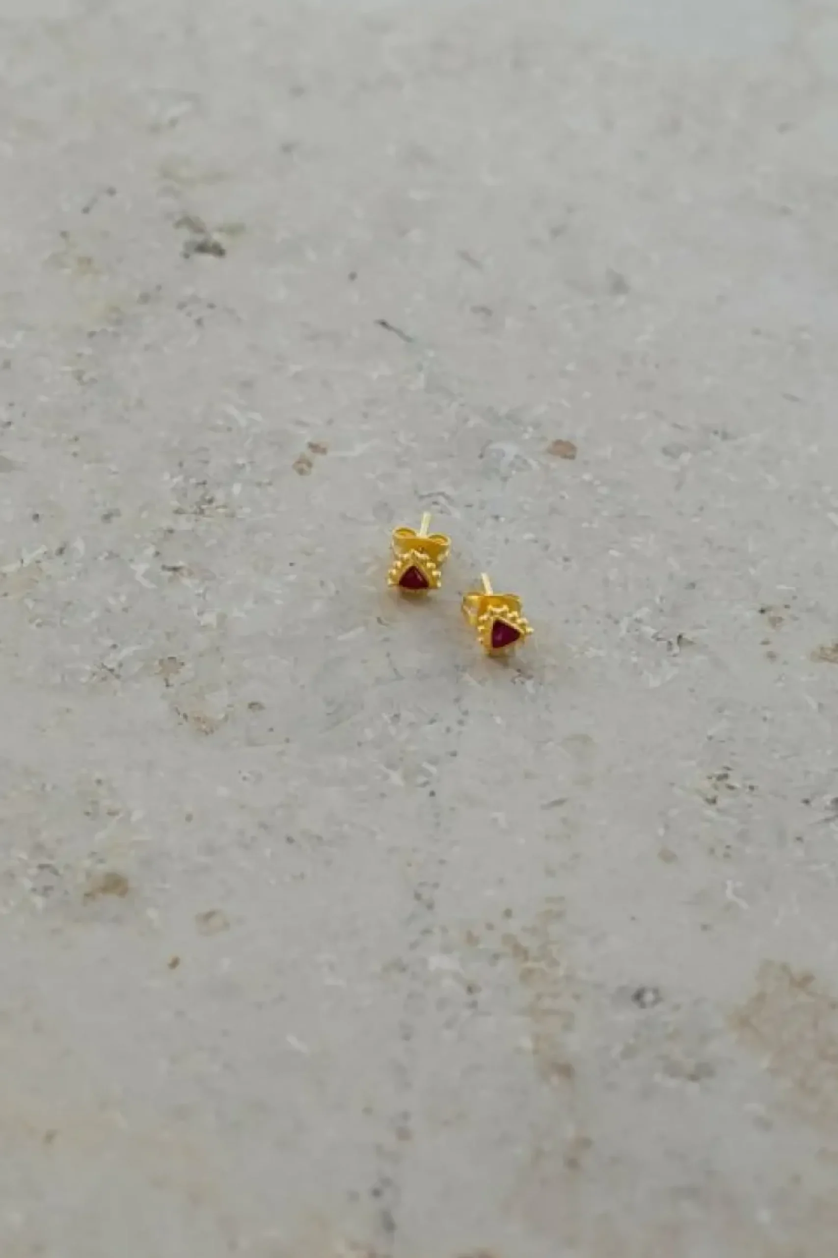 Oorbellen*By bar PD triangle stud earring | ruby